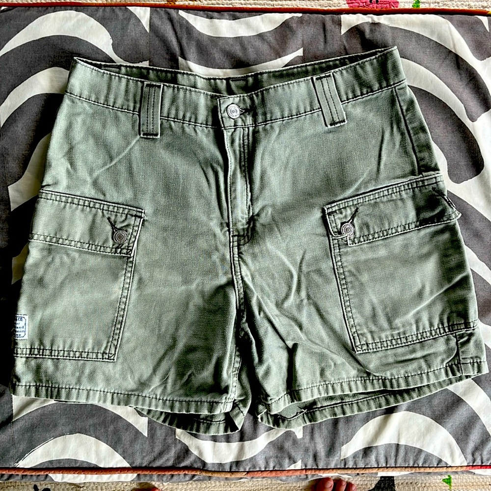 Levi’s green cargo shorts size 10